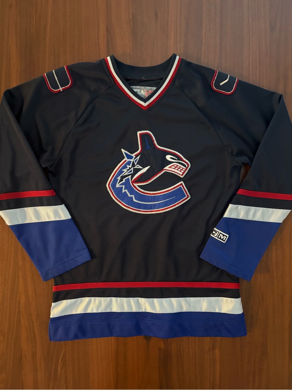 Authentic 90’s/Y2K CCM Vancouver Canucks women’s hockey jersey